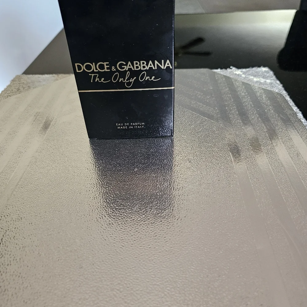 Dolce & Gabbana The Only One Black and Gold Packaging - Picture 5 of 9